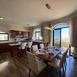 Entire 3 Bedroom Home with Terrace in St Julians - Near Spinola Bay, khách sạn ở Tal-Għoqod