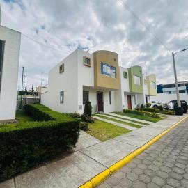 House in the La Estancia Macasto private development, khách sạn ở Ambato
