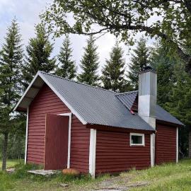 Rustic Cabin in Nature Outhouse & Wood Stove, hotel 