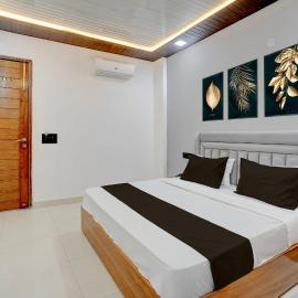 Townhouse Tuessday Suites Nearst Mr Bhatura Bala Sector 122, hotell i Noida