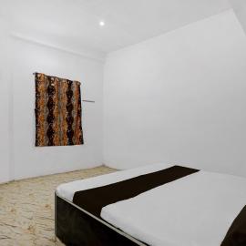 SPOT ON Pk Hotel & Restaurant, hotel en Meja