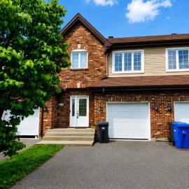 Elegant 3BR Townhome with Lounge, Parking: Vaudreuil-Dorion şehrinde bir otel