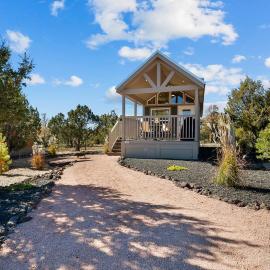 The Peaceful Pine Cabin at Rocky Rim Resort, hotel v destinaci Overgaard