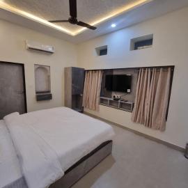 Green Villa - Luxury Rooms at peaceful location -200 mtrs away from Bus Stand -500 mtrs from Udaipur Railway Station - Family Suites w Kitchen also available