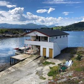Skjevlingsnes sjøhus โรงแรมในTingvoll