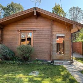 Finnish Cabin Retreat with Private Sunny Terrace, hotel in Shepton Mallet