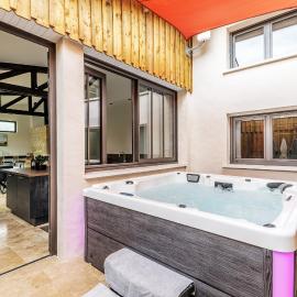 Charmant atelier climatisé avec jacuzzi et parking privé, hotel em Branne