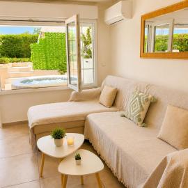 Beachfront Jacuzzi Retreat Seaview Walk Everywhere، فندق في Saronida