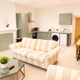 Luxury Stay in Bourne Town Centre | Sleeps 4