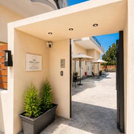 Sea And Sky Suites Near Athens Airport By SEM, khách sạn ở Artemida