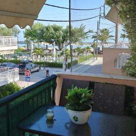 NiK Seaview Suite Balcony Steps from Beach, hotel in Flogita