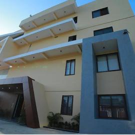 HOTEL The Breeze، فندق في Pachamba