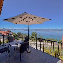 The Lake View House: Elshani şehrinde bir otel