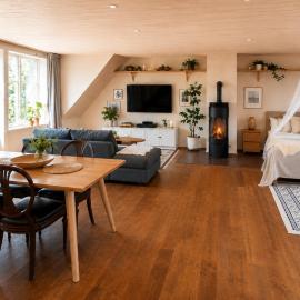 Peaceful loft apartment by the pond, hotell i Köpingsvik