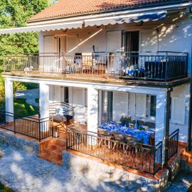 Holiday House with Garden & BBQ in Malinska, otok Krk، فندق في فانتاسيسي