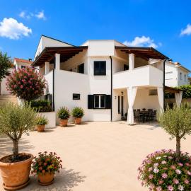 Casa Mira Apartments, hotel in Ližnjan