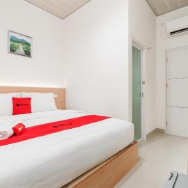 RedDoorz Plus near RS RK Charitas 2 Palembang