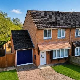 Spacious 4 Bedroom Home Free Parking Sleeps 9, hotel in Tilehurst