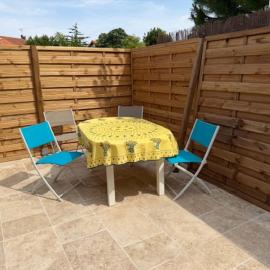 maison rénovée à neuf climatisée 45 m2 avec terrasse, hotel in Angoulins-sur-Mer