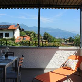 CASA K2 - Lago Maggiore, hotel in Castelveccana