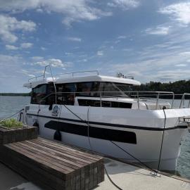 Jaśmin Yacht - House Boat Mazury – hotel w mieście Upałty