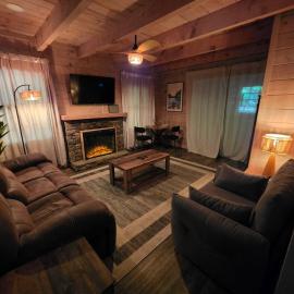 Cedar Hollow Couples Retreat Hot Tub, Fireplace, hotel in Ellijay