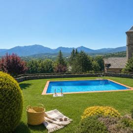 Piscina, jardín con vistas para 8, by Cal Querol, hotel em Isóbol