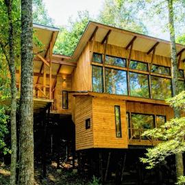 Casa inmersa en bosque de la Reserva Huilo Huilo, hotel Huilo Huilóban