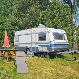 Caravan on eco farm with external bathroom - Bjorngarden, Hotel in Sunne