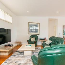 3BR Home 2 min walk to beach, with parking, AC, Wi-Fi, hotell i Rye