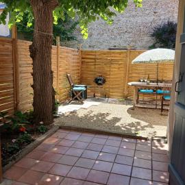 Apartment with a garden