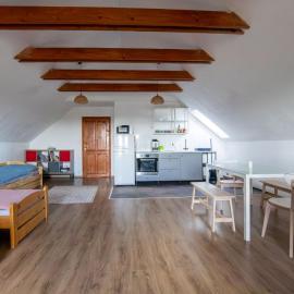 Apartmán 7J, hotelli kohteessa Hnanice