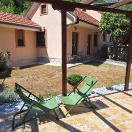 Salatić-Lekić apartmani, hotel in Čanj