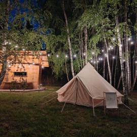 Żeremie Jurki Camp, ξενοδοχείο 