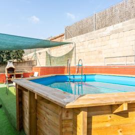 Casa con piscina y jardín cerca de