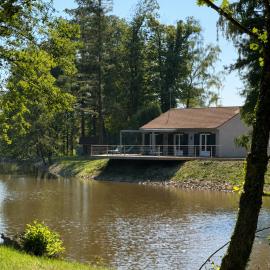 Maison bord d'étang de pêche privé, hotel a Augignac
