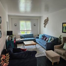 Cozy and comfortable home - Living room and Kitchen is shared, hotel u gradu 'Pickering'