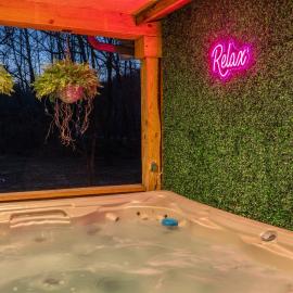 Secluded Retreat Creek View Hot Tub Heart of Hocking Hills, Hotel in Laurelville