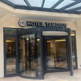 Hotel Tamgout، فندق في Yakouren