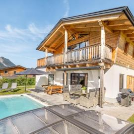 Chalet Alpenzauber mit beheiztem Pool, Inzell, hotel v destinácii Inzell