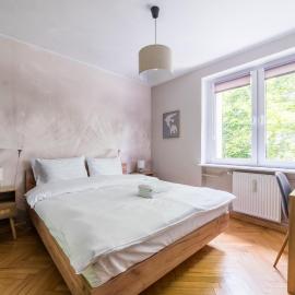 Łozowa Homely Apartment by BookingHost