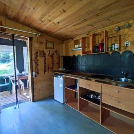 Petit chalet dans le coeur des Pyrénées Ariegeoises: Lescure şehrinde bir otel