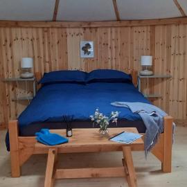 Unique Retreat Sleeps 2 with Hot Tub & Pets Ok, hotel u gradu 'Bantry'