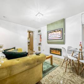 Fabulous Fiery Flat Contractor 2BR w Ensuite, hotel u gradu Llwyn-y-pia