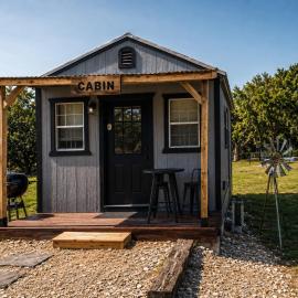 Tiny house - Our little piece of paradise，Lakehills的飯店