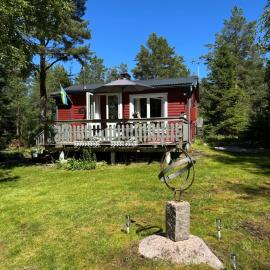 The Hunters Hill - Cosy private forest retreat, hotel din Brålanda