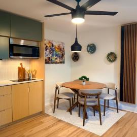 Cozy Mid-Century Modern Hideaway, hotel a Durham
