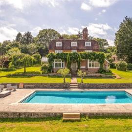 Luxury Holiday Home with Heated Pool, Lake and Gym, hotel u gradu Biddenden