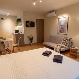 Sétány Apartman-és Vendégház، فندق في تيسزافوريد