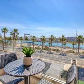Modern Seafront apartment with views of Valletta, hotel in Il-Gżira